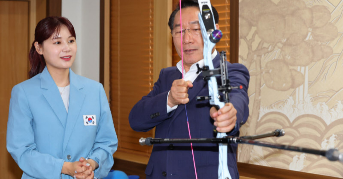 한국 양궁의 '맏언니' 전훈영, 인천시에 '올림픽 10연패'를 기념하는 활 기증식을 진행합니다. 썸네일 이미지