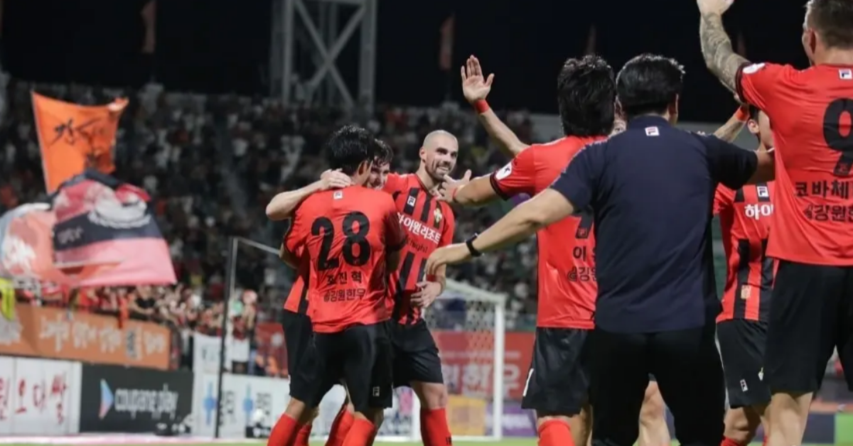 강원FC와 광주FC, 역전 승리로 4연승 질주…"1위 지키며 새 역사 쓴다" 썸네일 이미지