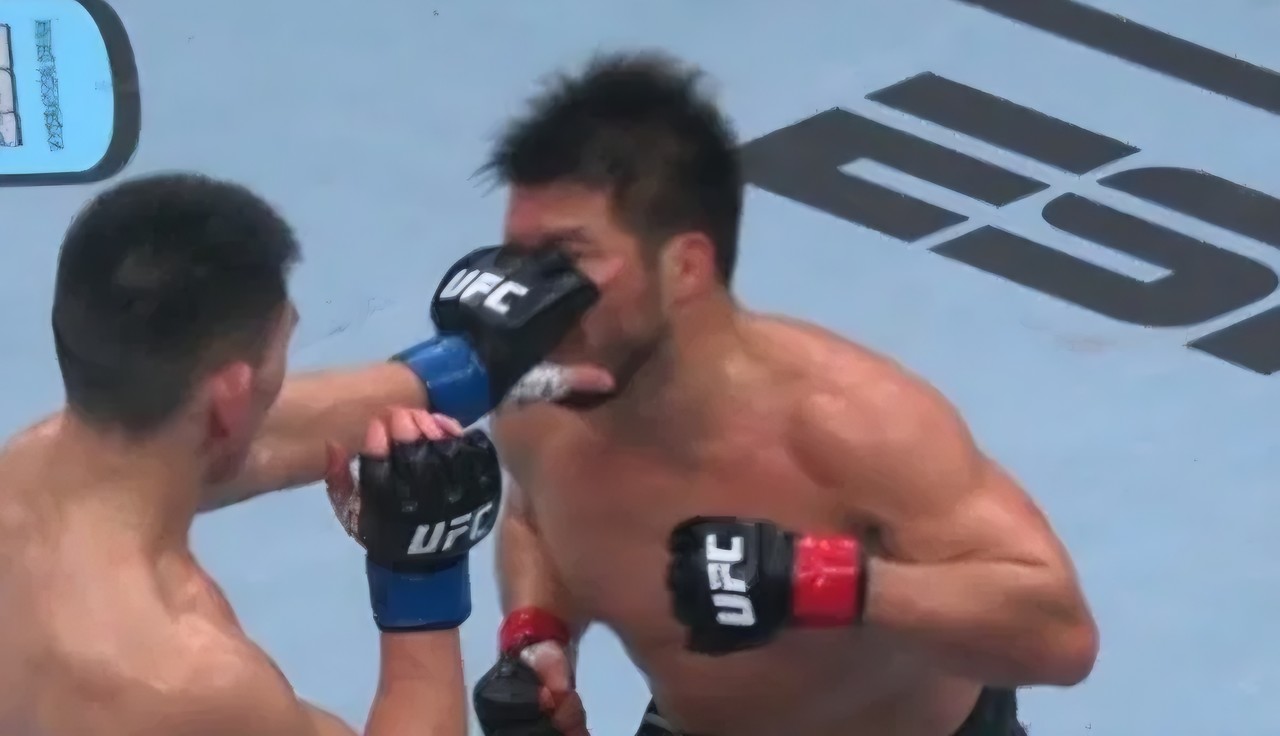 UFC '중국 파이터' 송야동, 판정 승리에 대해 "뭔가 찝찝하네" 고백... 세후도 눈 찔러 썸네일 이미지