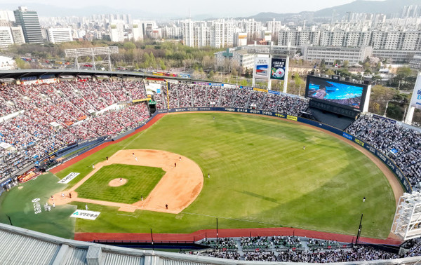 흥행 청신호! 프로야구 시범경기 평균 관중 7,661명 돌파, 새 역대 최다 기록 경신 썸네일 이미지