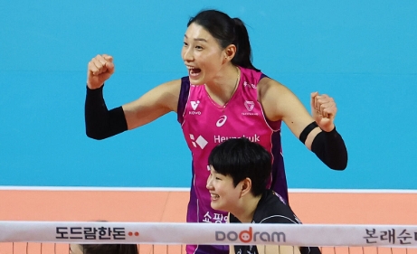 김연경, '통합우승'으로 홀가분하게 시즌 마무리…"배구 여제"의 영예 따냈다 썸네일 이미지