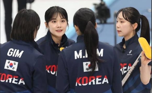 평창의 영광을 한 번 더 빛내며, 여자 컬링 대표팀이 올림픽 출전을 확정했다. 썸네일 이미지