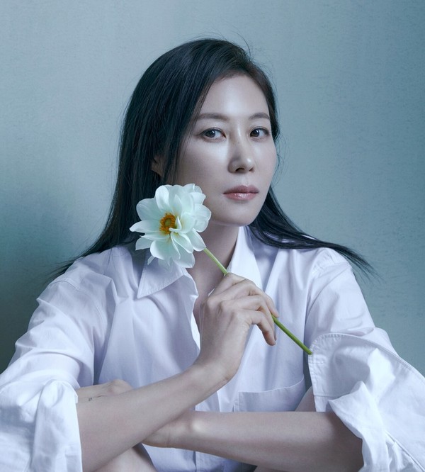 배우 문소리, 아버지와 함께 롯데 사직구장에서 시구 데뷔··· 가족들의 꿈을 이뤘다 썸네일 이미지