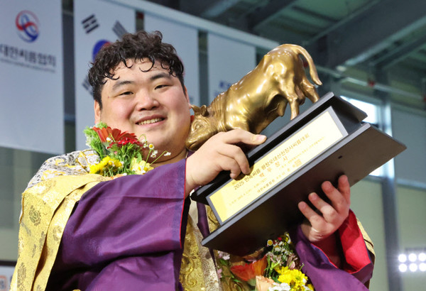 서남근, 4년 만에 평창 오대산천장사씨름 백두장사에 올랐다. 썸네일 이미지