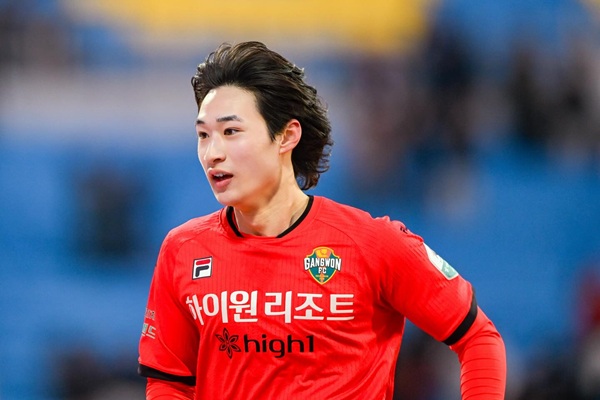 강원FC 신예 이지호, 2025시즌 첫 '이달의 영플레이어상' 수상에 빛나다 썸네일 이미지