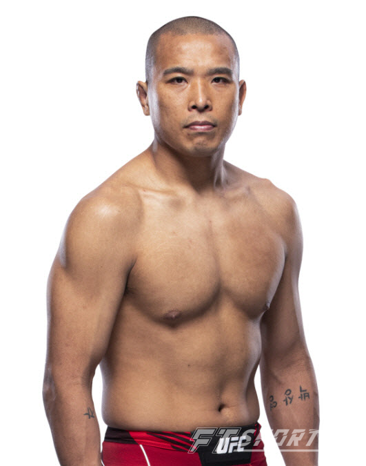 파크 준용, UFC 한국 선수 중 최다승 기록 달성을 향한 노력…6월 22일 'UFC 파이트 나이트'에서 나… 썸네일 이미지