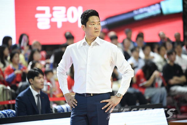SK 전희철 감독, KBL 승리에도 당찬 태도… "농구는 팀 스포츠, 프로 정신 강조" 썸네일 이미지