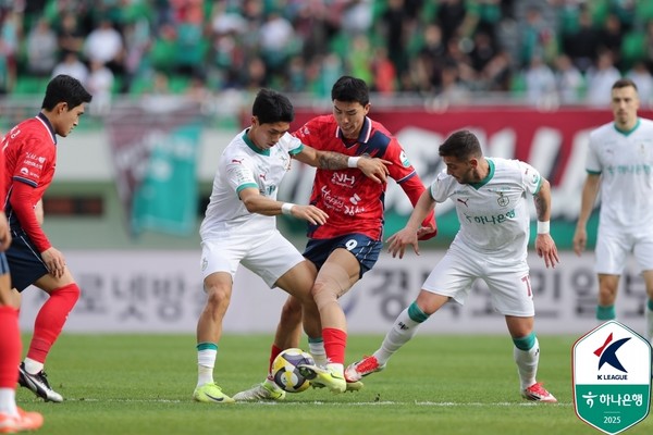 K리그1 김천 vs 대전 경기, 유강현 선수 퇴장 판정 논란으로 결국 오심으로 마무리 썸네일 이미지
