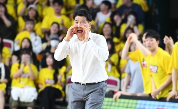LG 조상현 감독, '쌍둥이더비' 4강 PO 첫 승 손에 넣다. 현대모비스를 제압하며 승리를 차지했다. 썸네일 이미지