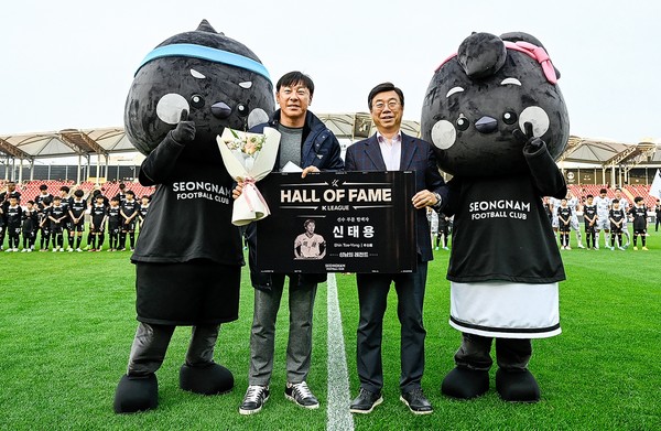 성남 FC의 '레전드' 신태용 감독, 어린이날을 맞아 팬들과 함께하는 팬사인회 개최 썸네일 이미지
