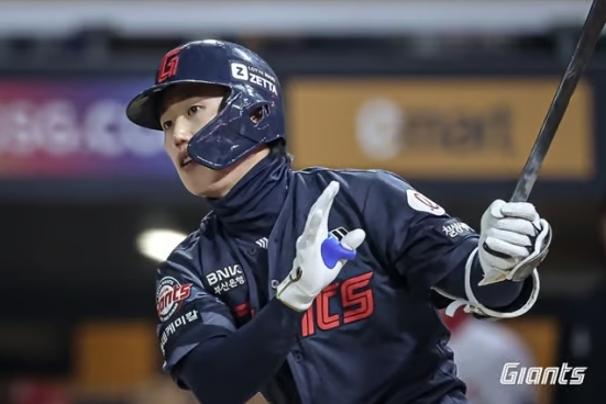 롯데 전민재, 각막과 망막 이상 없어... 7일간 안정 진단 결과 발표 썸네일 이미지