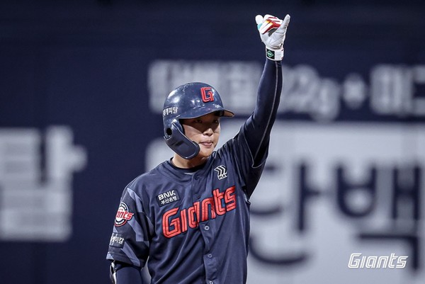 롯데, 키움을 꺾고 2연승… 전민재와 이호준이 공백 메웠다 썸네일 이미지