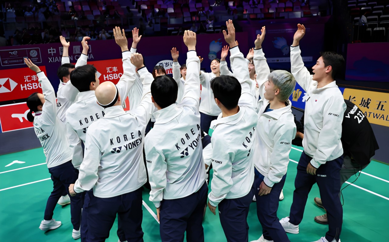 한국 배드민턴 대표팀 '박주봉호', 수디르만컵 8강 진출을 향한 '3전 전승' 기록! 함께 빛나는 안세영의 … 썸네일 이미지