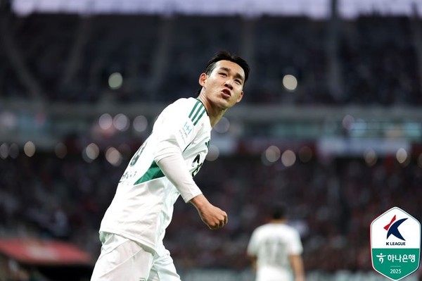 전북 현대의 '결승골' 주인공 송민규, 프러포즈 세리머니로 승리 앞날을 예고하며... 전북, 서울을 꺾고 2… 썸네일 이미지