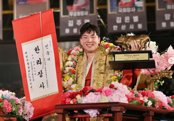 김무호, 유성온천장사씨름대회 우승! 한라장사로 떠오르며 힘을 보여줘 썸네일 이미지