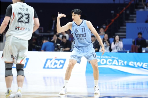 KBL FA 이슈: 김민욱의 계약 해지 논란과 MVP 안영준을 포함한 53명의 FA 명단이 공시되다 썸네일 이미지