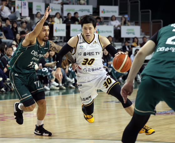 프로농구 창원 LG, 정규리그 MVP 두경민 웨이버 공시 요청... 코칭스태프와의 불화설 불거져 썸네일 이미지