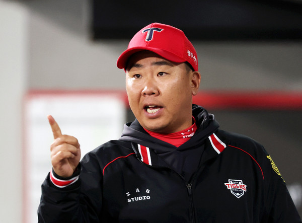 KIA, 부상 타겟으로 "주전이 없다"… 감독도 머리 싸매며 '없는 살림' 라인업 공개에 고심중 썸네일 이미지
